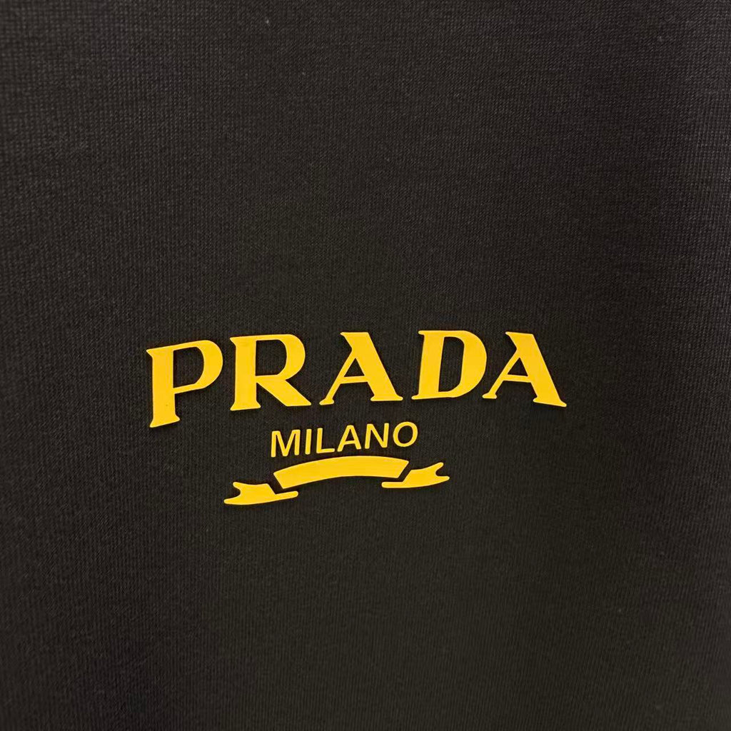 T-shirt gris Prada