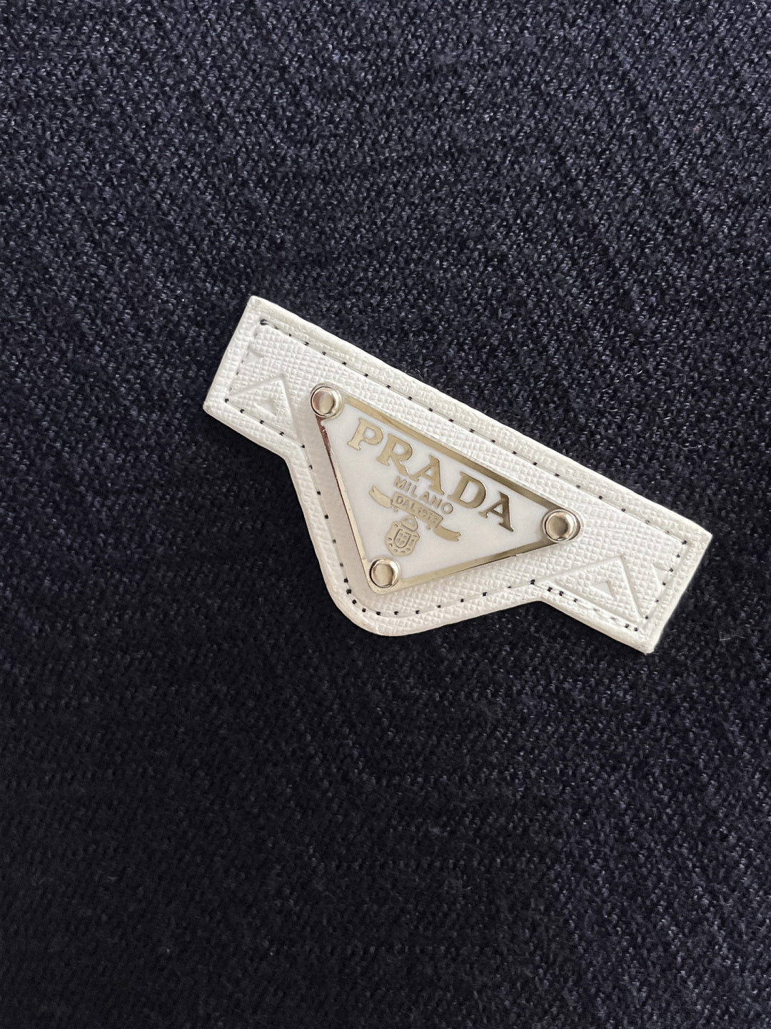 Sweat-shirt en col V bleu nuit Prada