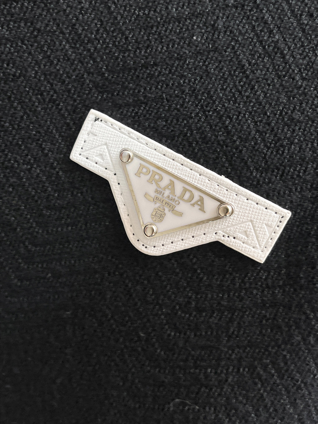 Sweat-shirt en col V noir Prada