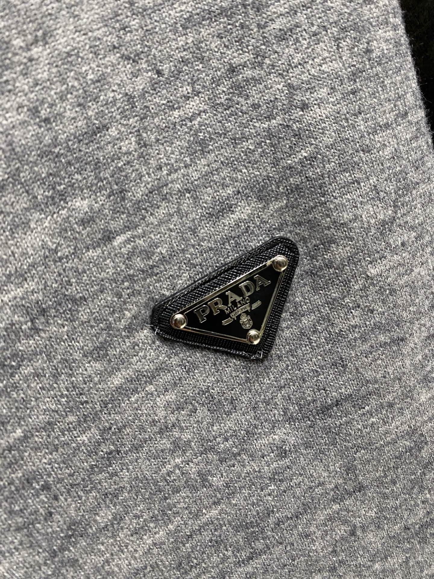 Sweat à capuche et à bouton gris Prada