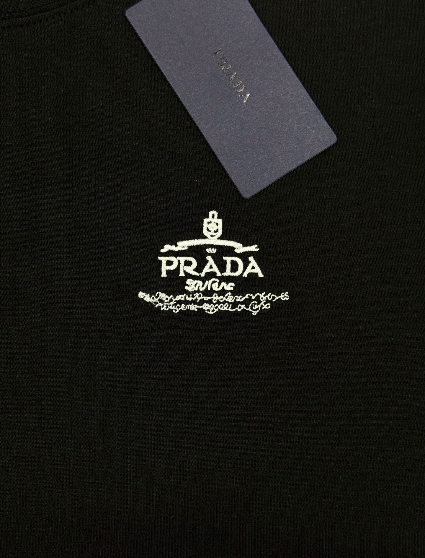 T-shirt noir Prada